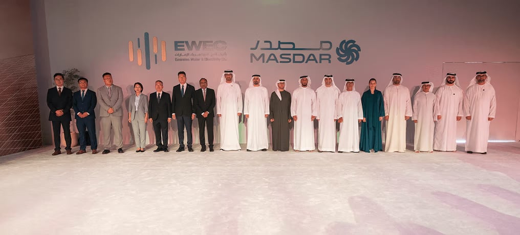 من مراسم وقع حجر أساس أكبر مشروع في العالم يجمع بين الطاقة الشمسية وتخزين البطاريات