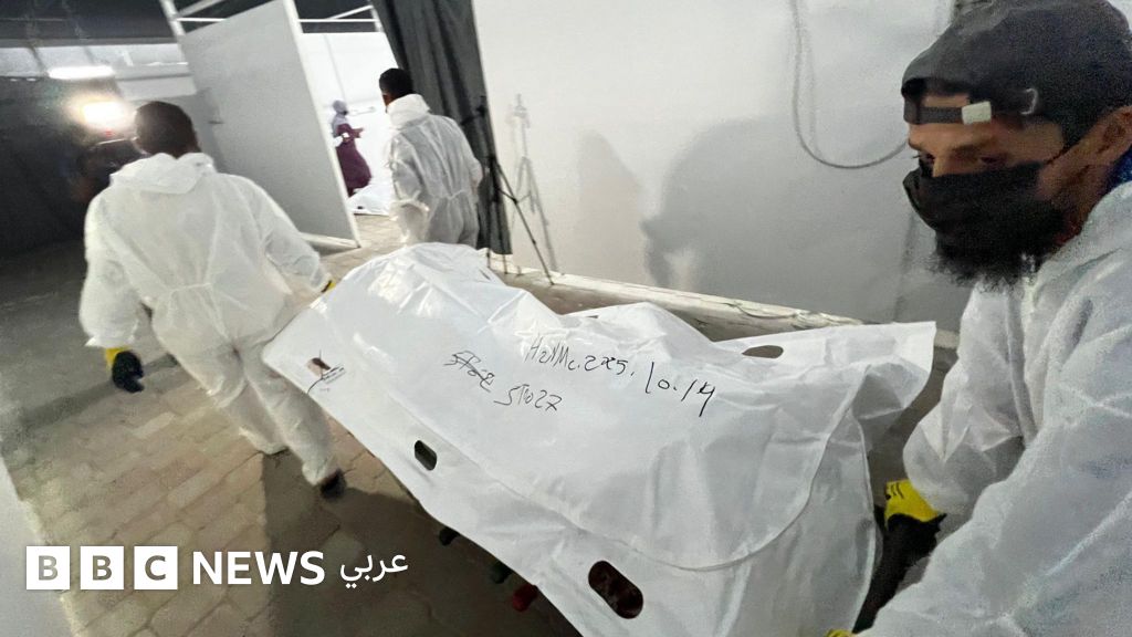 حرب غزة: جثث فلسطينيين تحت مجهر خبراء في غزة للتعرف على هويات 90 منهم سلمها الجيش الإسرائيلي حرب غزة: جثث فلسطينيين تحت مجهر خبراء في غزة للتعرف على هويات 90 منهم سلمها الجيش الإسرائيلي