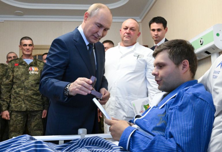 epa12490220 Russian President Vladimir Putin (C) visits The P.V.Mandryka Central Military Clinical Hospital in Moscow, Russia 29 October 2025. EPA/KRISTINA KORMILITSYNA/SPUTNIK/KREMLIN / POOL MANDATORY CREDIT