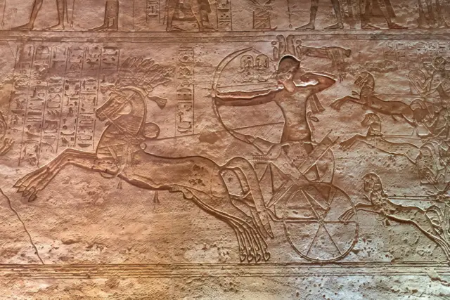 نقش على جدران معبد أبو سمبل يصور الملك رعمسيس الثاني، الأسرة الـ 19، في إحدى معاركه الحربية 