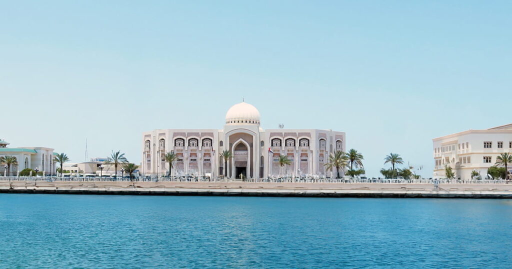 هيئة الكهرباء ومجلس الشارقة للأسرة يقدمان مسرحية بالترشيد نستفيد