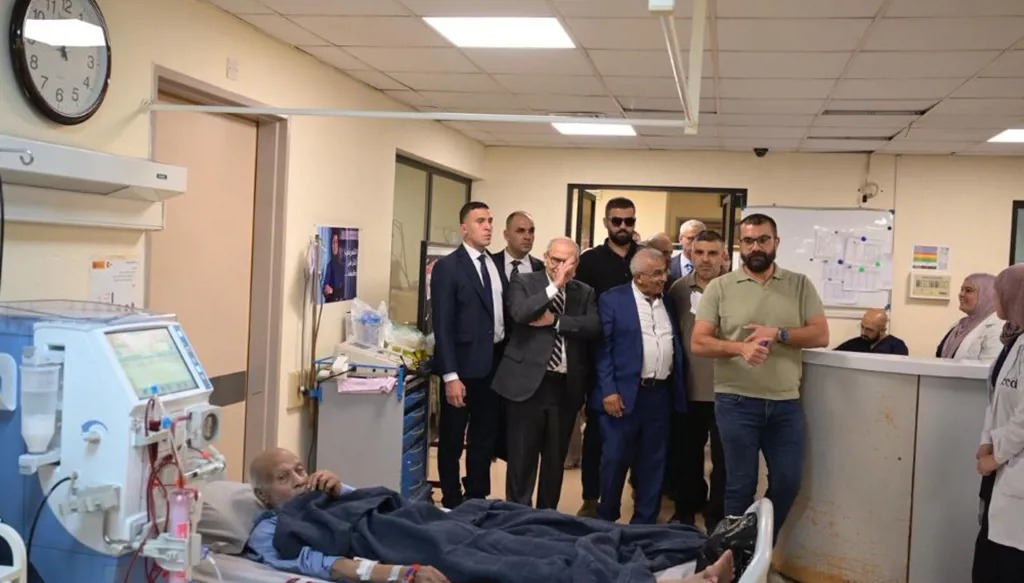 الرئيس نواف سلام يجول في المستشفى التركي خلال زيارته إلى صيدا أمس. (نبيل اسماعيل)