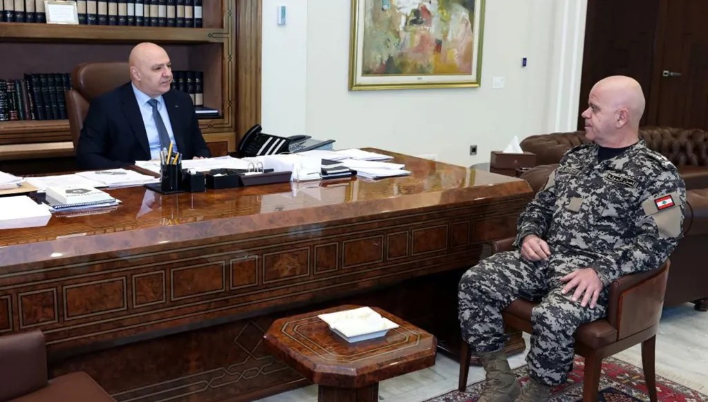 رئيس الجمهورية العماد جوزف عون مستقبلاً المدير العام لأمن الدولة اللواء ادغار لاوندس في قصر بعبدا.