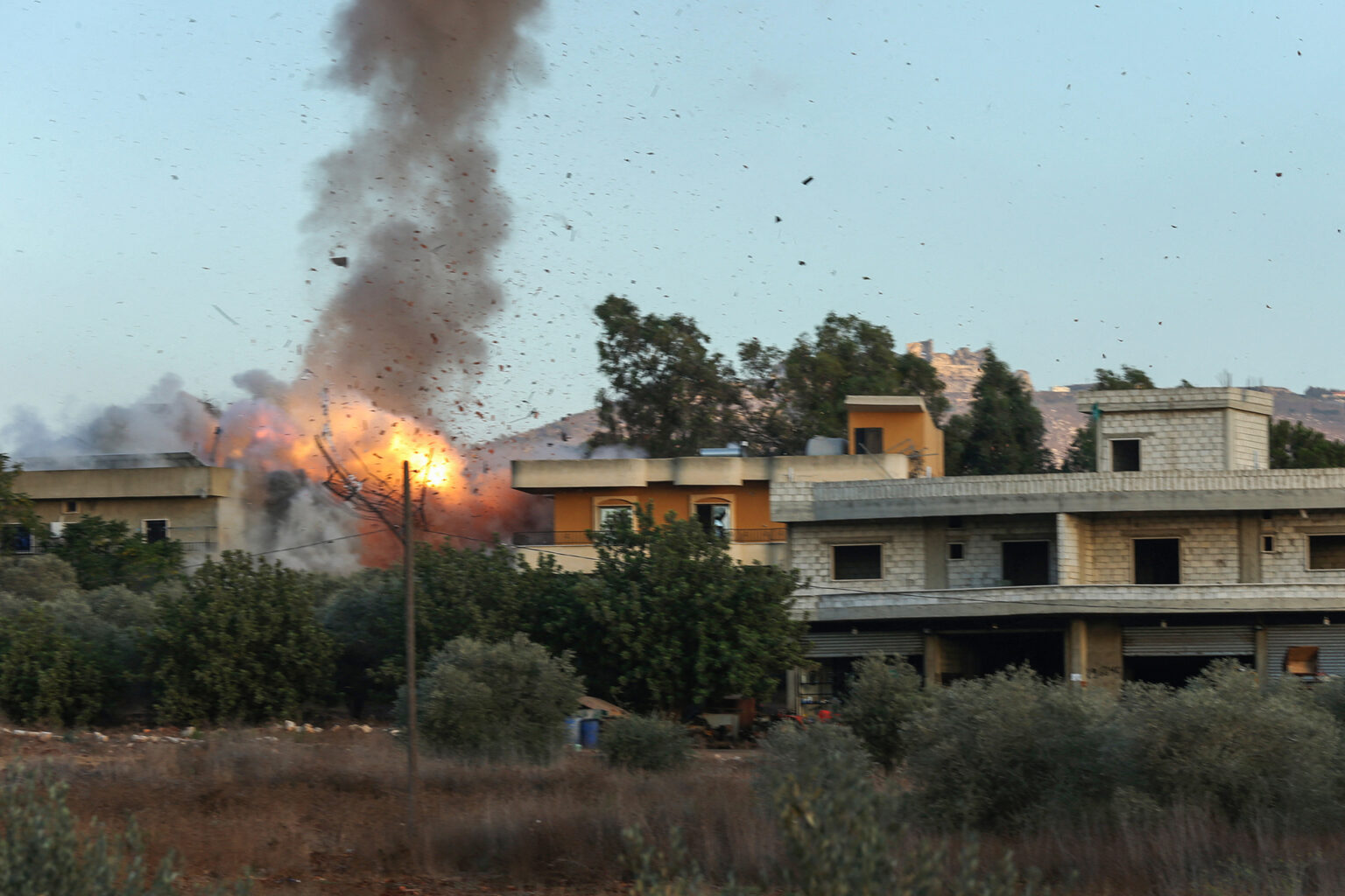 غارات إسرائيلية على مواقع لحزب الله ومقتل شخصين في النبطية | أخبار