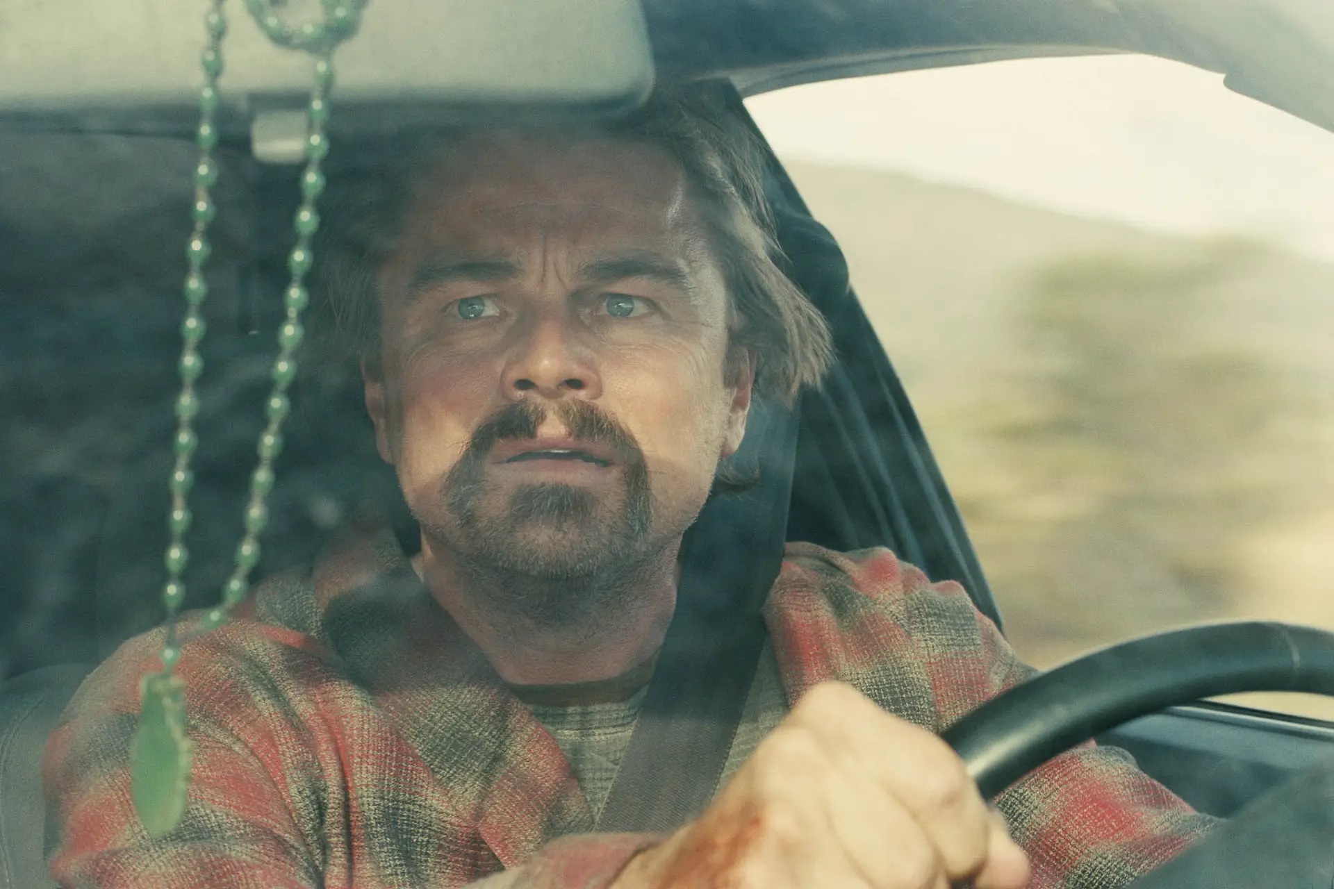 ليوناردو دي كابريو في “معركة تلو أخرى“. (وورنر براذرز)