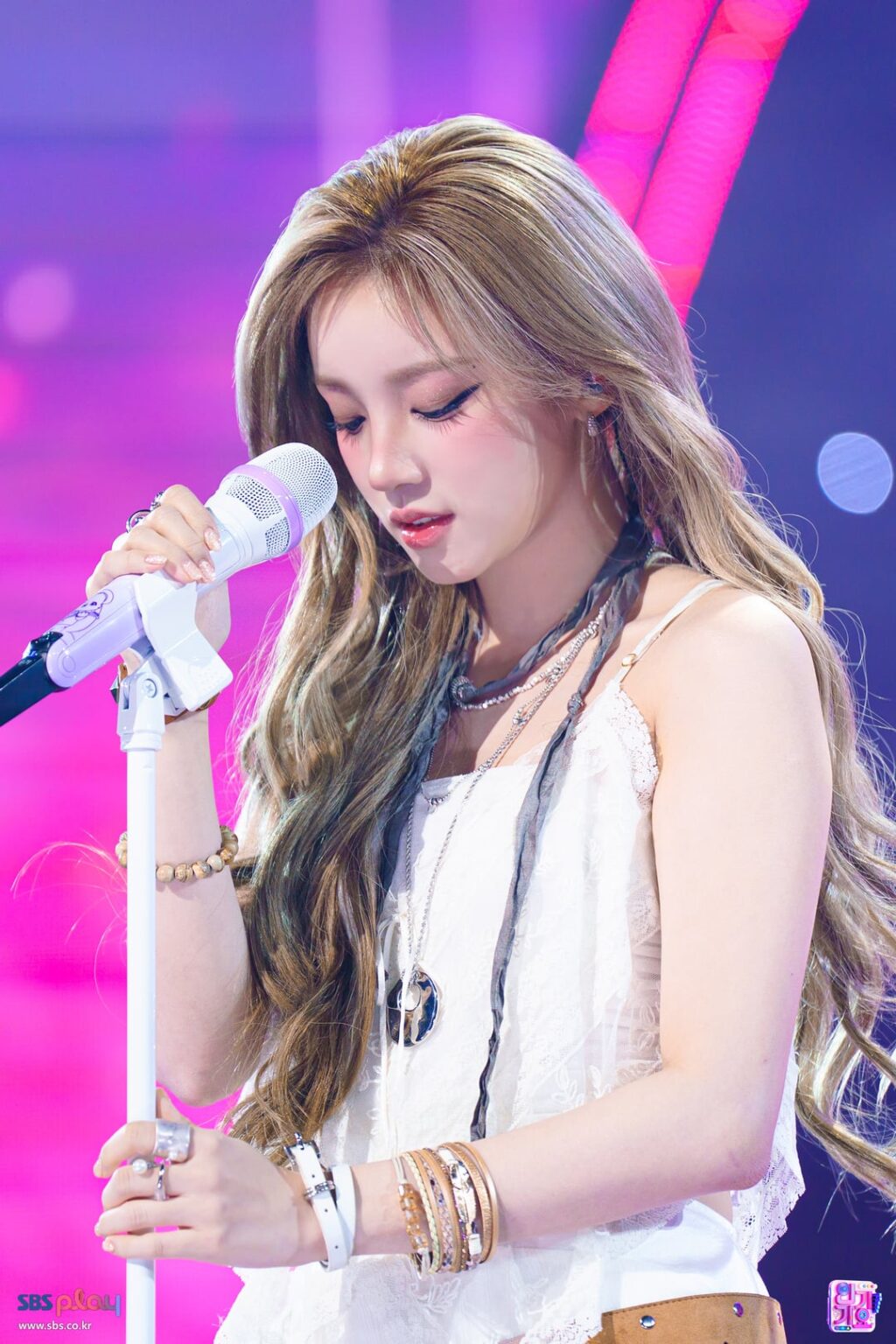 251003 Inkigayo في الموقع مع Yuqi (مرحلة "Gone")