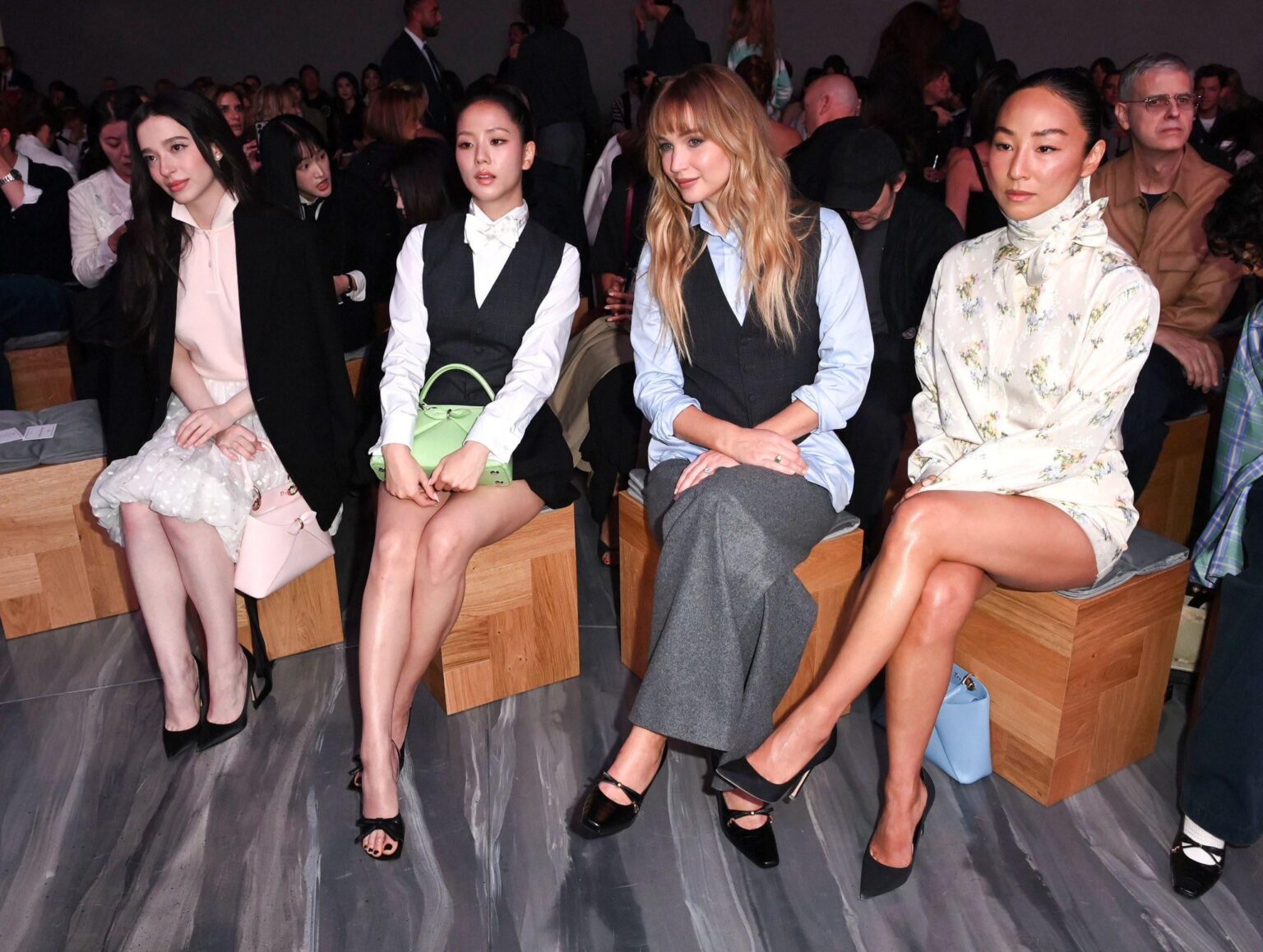 251001 Jisoo W/ Greta Lee ، Jennifer Lawrence & Mikey Madison @ Dior Paris Week