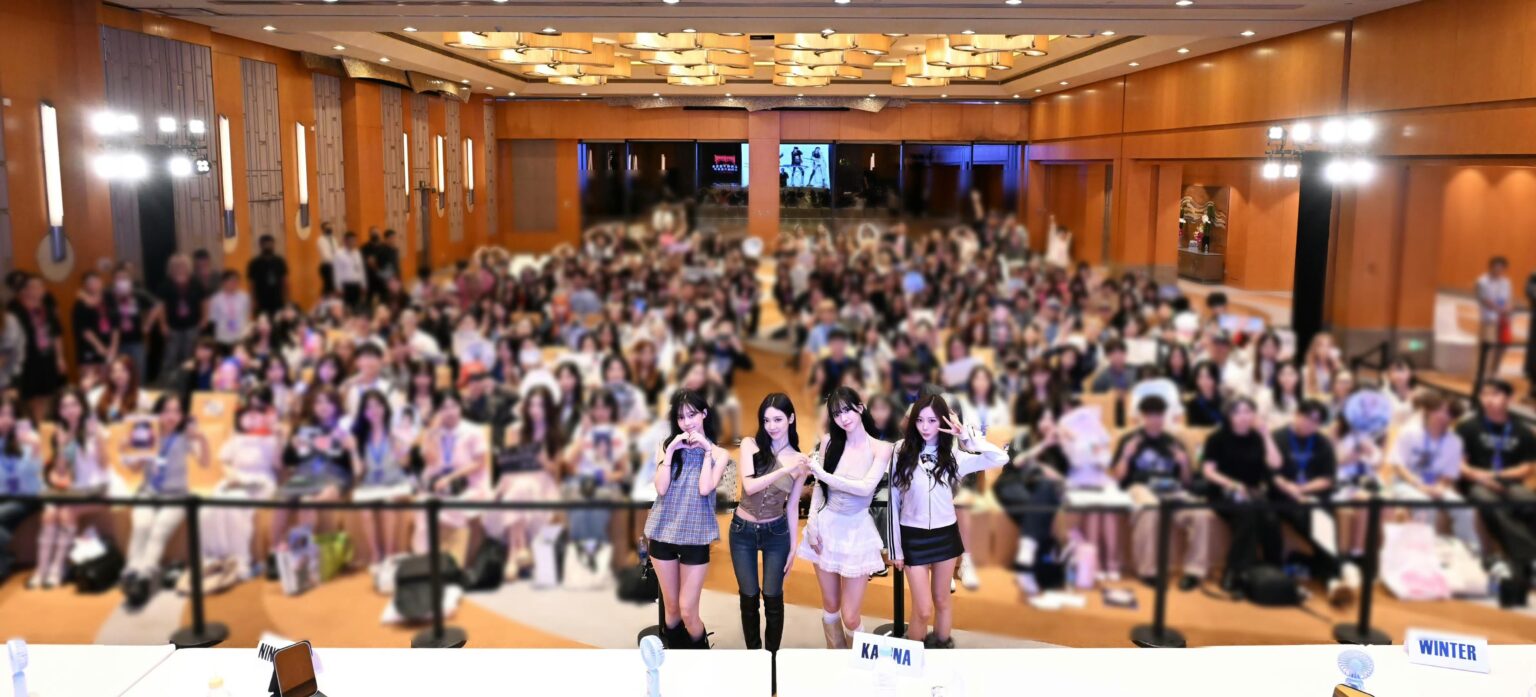 251009 تحديث POPMERCH على Weibo مع aespa - جلسة توقيع "Rich Man" في شنغهاي ✨ 2025.09.27 صورة جماعية ✨