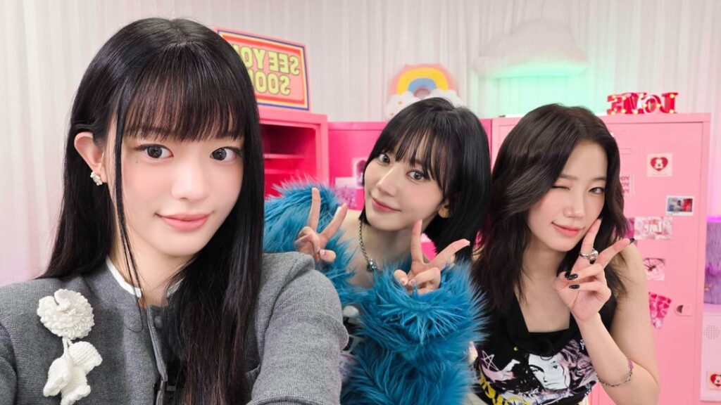 251030 تحديث تويتر لخزانة مينجو الوردية مع مياواكي ساكورا وكازوها (الفذ ILLIT Minju)