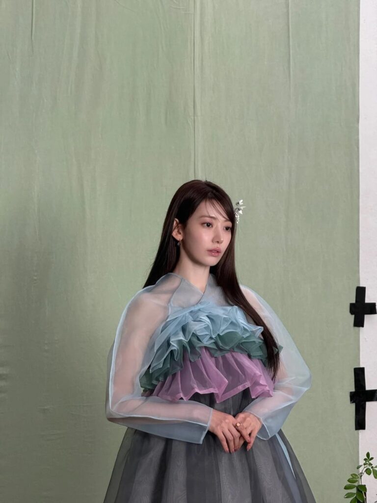 251003 Miyawaki Sakura Instagram update feat. هونغ eunchae