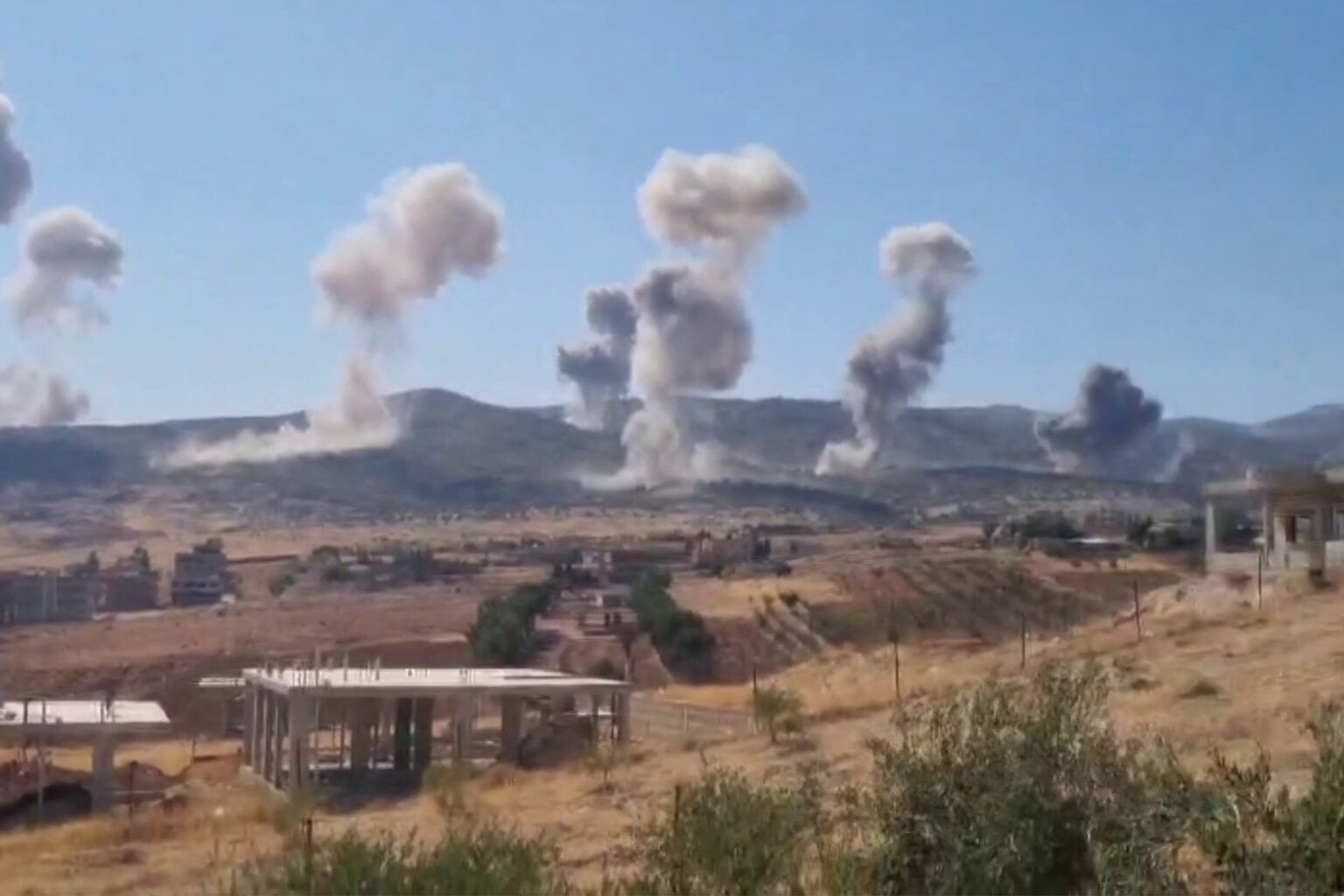 غارات على لبنان وإسرائيل تزعم استهداف موقع لإنتاج أسلحة | أخبار