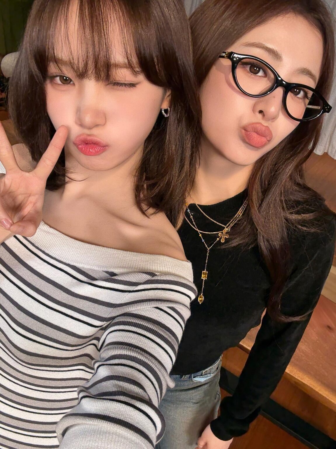 251027 تحديث تويتر LE SSERAFIM مع كيم تشايوون وهوه يونجين - في حانة Ko Soyoung