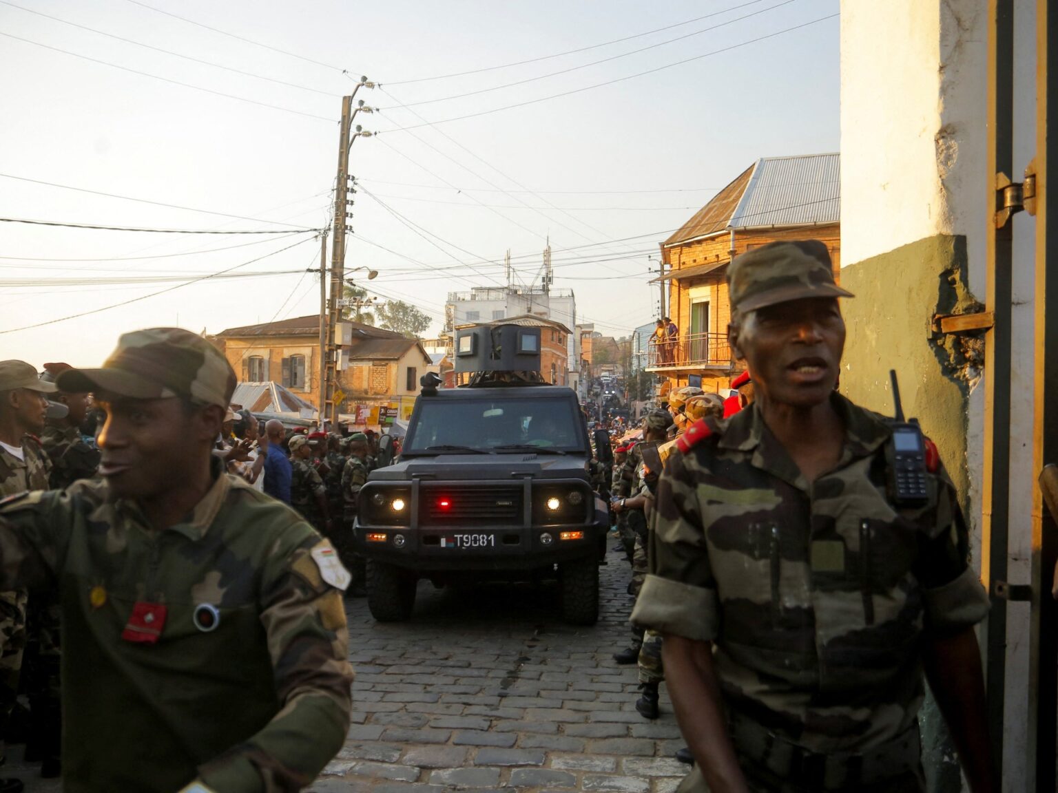 بالصور.. الجيش يتولى الحكم في مدغشقر بعد عزل راجولينا | أخبار