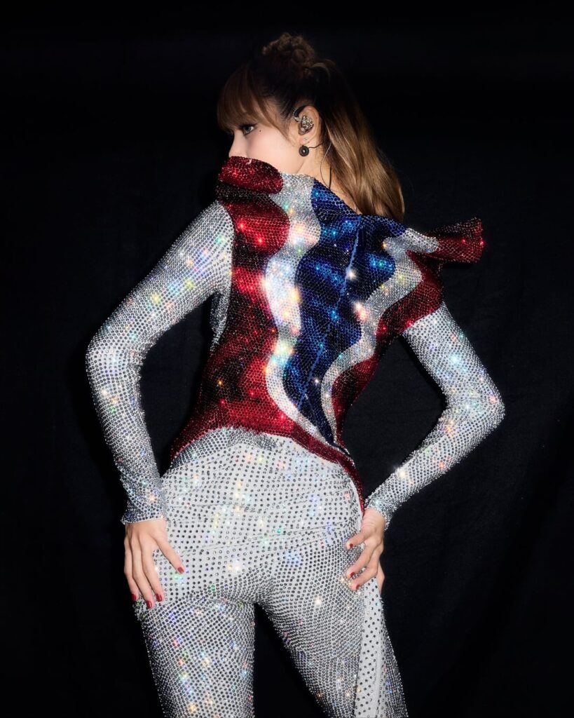 251030 تحديث ليزا على الانستقرام: "لا يوجد مكان مثل المنزل"