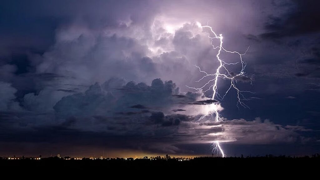 هطول أمطار رعدية متوسطة إلى غزيرة تؤدي إلى جريان السيول بهذه المناطق