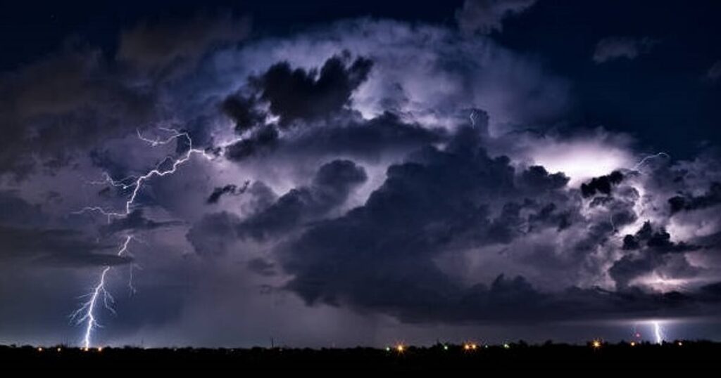 أمطار رعدية وسيول وغبار تؤثر على 7 مناطق.. وتحذيرات من موج مرتفع في البحر الأحمر