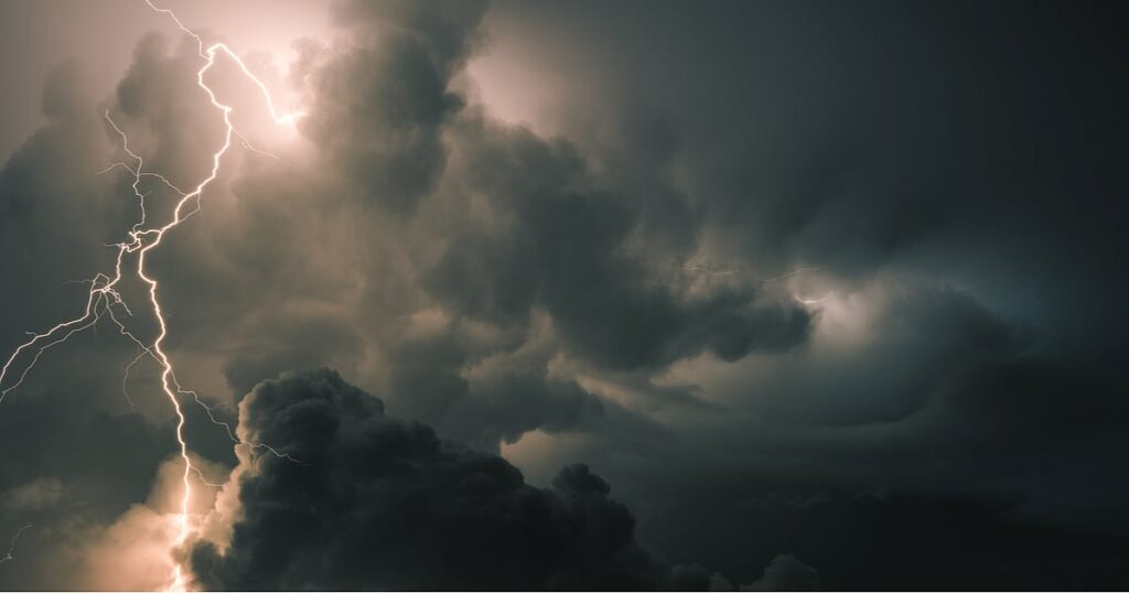 أمطار رعدية ورياح قوية على 6 مناطق اليوم وتحذيرات من تدني الرؤية