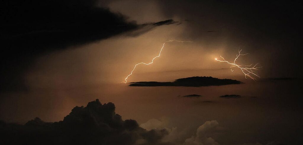 أمطار ورياح وأتربة مثارة.. وتقلبات جوية تضرب اليابسة والبحر