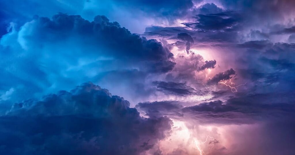 أمطار رعدية ورياح نشطة اليوم على 8 مناطق بينها مكة والرياض والشرقية أمطار رعدية ورياح نشطة اليوم على 8 مناطق بينها مكة والرياض والشرقية