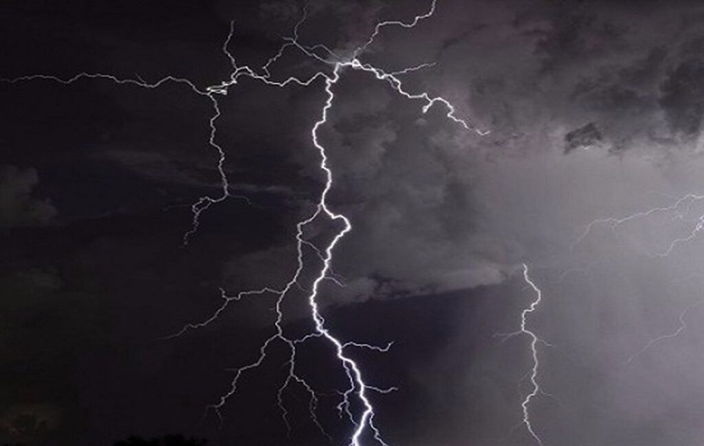 هطول أمطار رعدية مصحوبة بزخات من البرد على هذه المناطق هطول أمطار رعدية مصحوبة بزخات من البرد على هذه المناطق