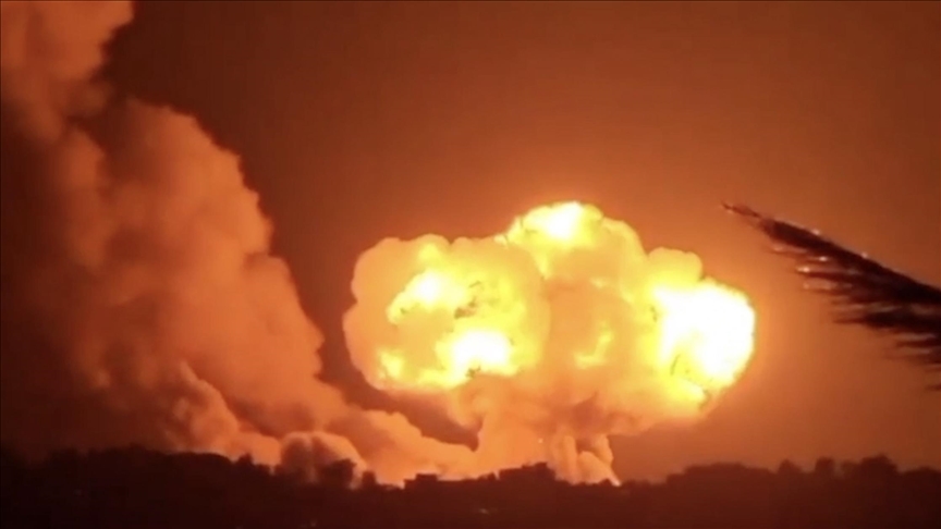 إصابة 11 شخصا جراء غارات إسرائيلية عنيفة على جنوب لبنان إصابة 11 شخصا جراء غارات إسرائيلية عنيفة على جنوب لبنان