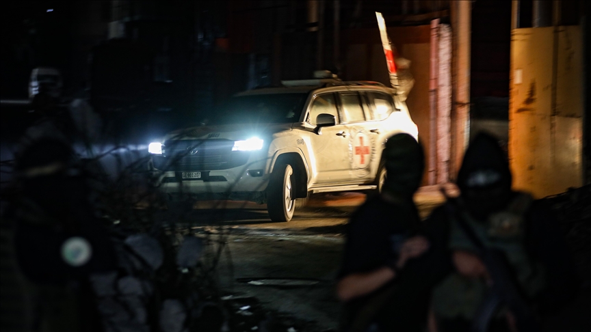 سيارات الصليب الأحمر تتجه لجنوب قطاع غزة لتسلم رفات أسرى إسرائيليين