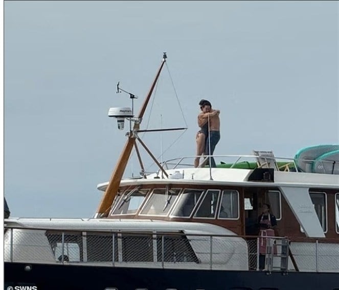 tayyar.org - بالصور - عناق وقبل.. تسريب صور حميمية تجمع رئيس وزراء ومغنية!