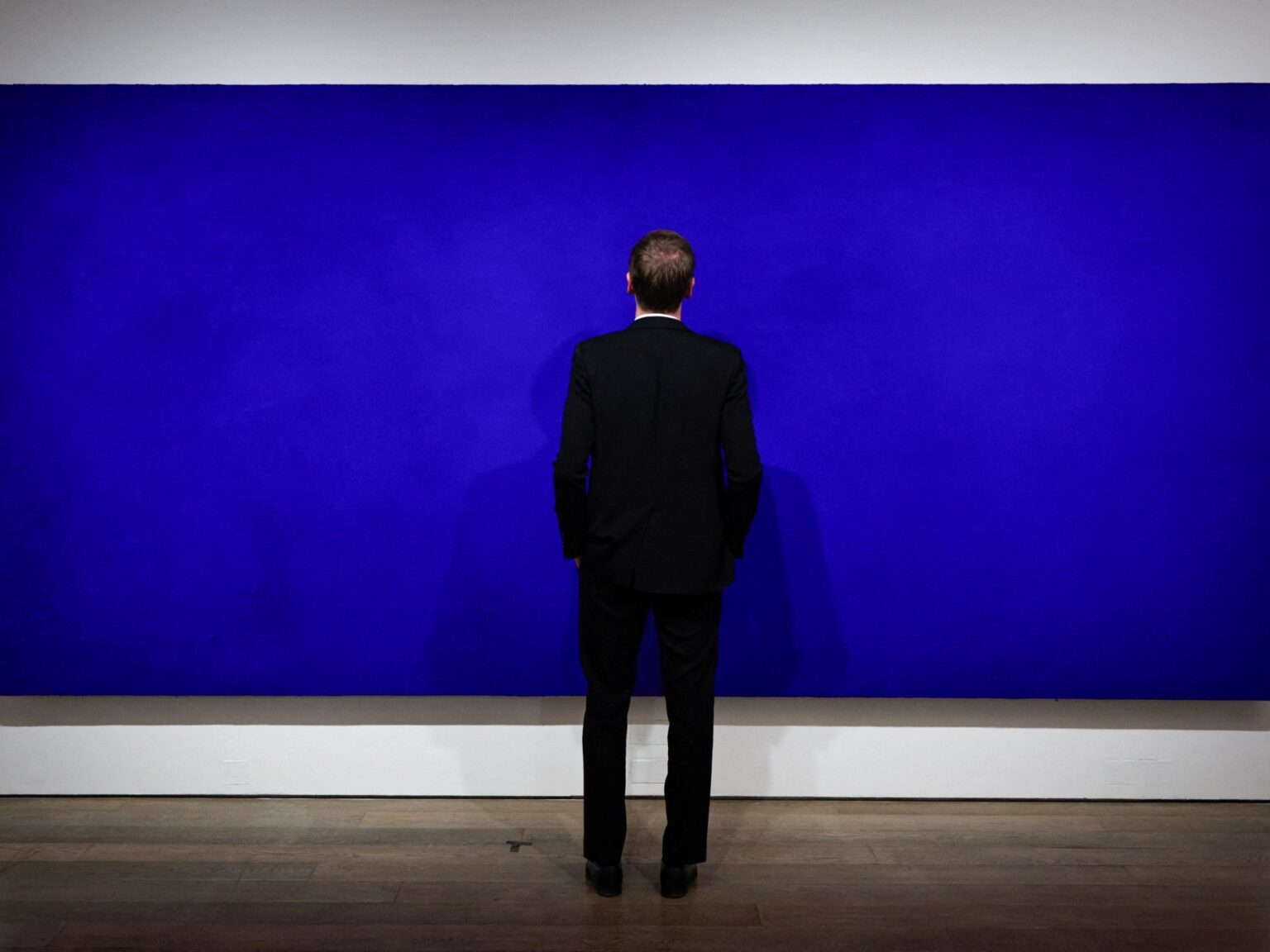 بيع لوحة أحادية اللون مقابل 18.4 مليون يورو في مزاد بباريس | فن