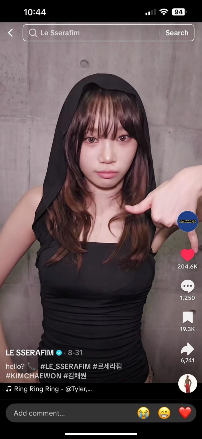 هل يعرف أحد من أين جاء قميص Chaewons؟ لقد كان يقتلني إنه لطيف جدًا