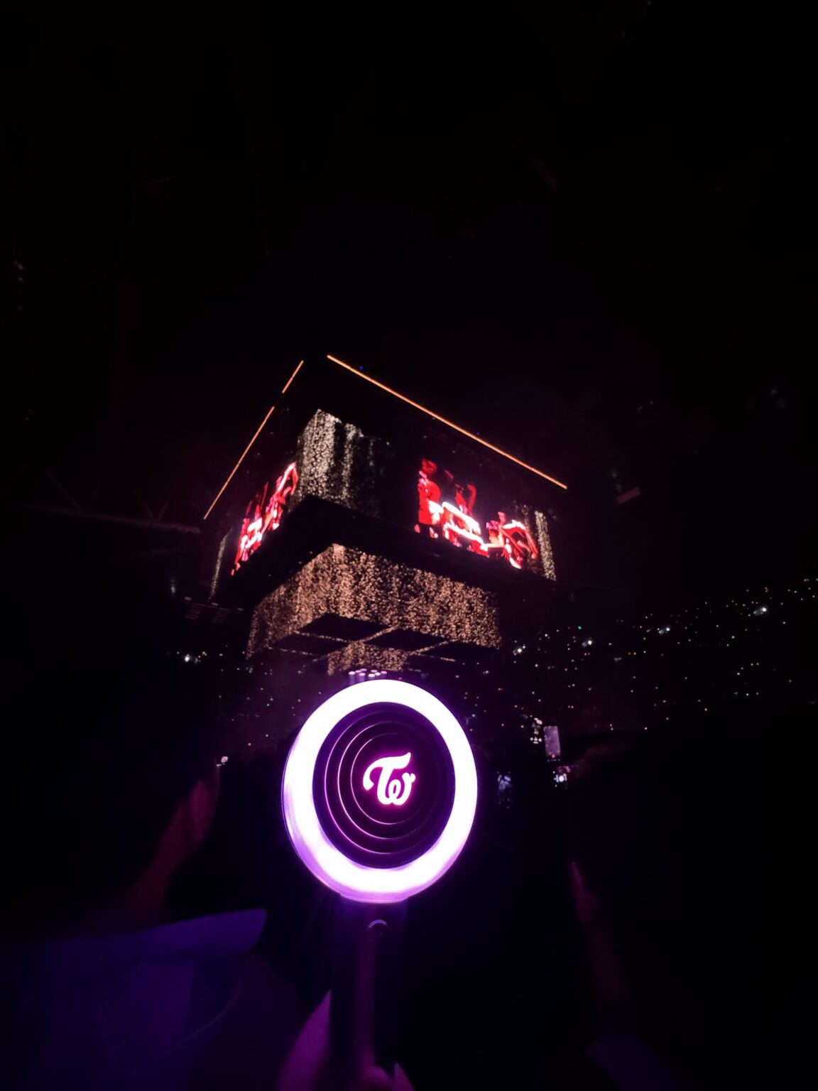 كانت المرة الأولى التي أحضر فيها حفلة موسيقية وحصلت عليها من GF منذ شهر ولادتي !! لا سانا ، لا حياة! 💜💜💜💜