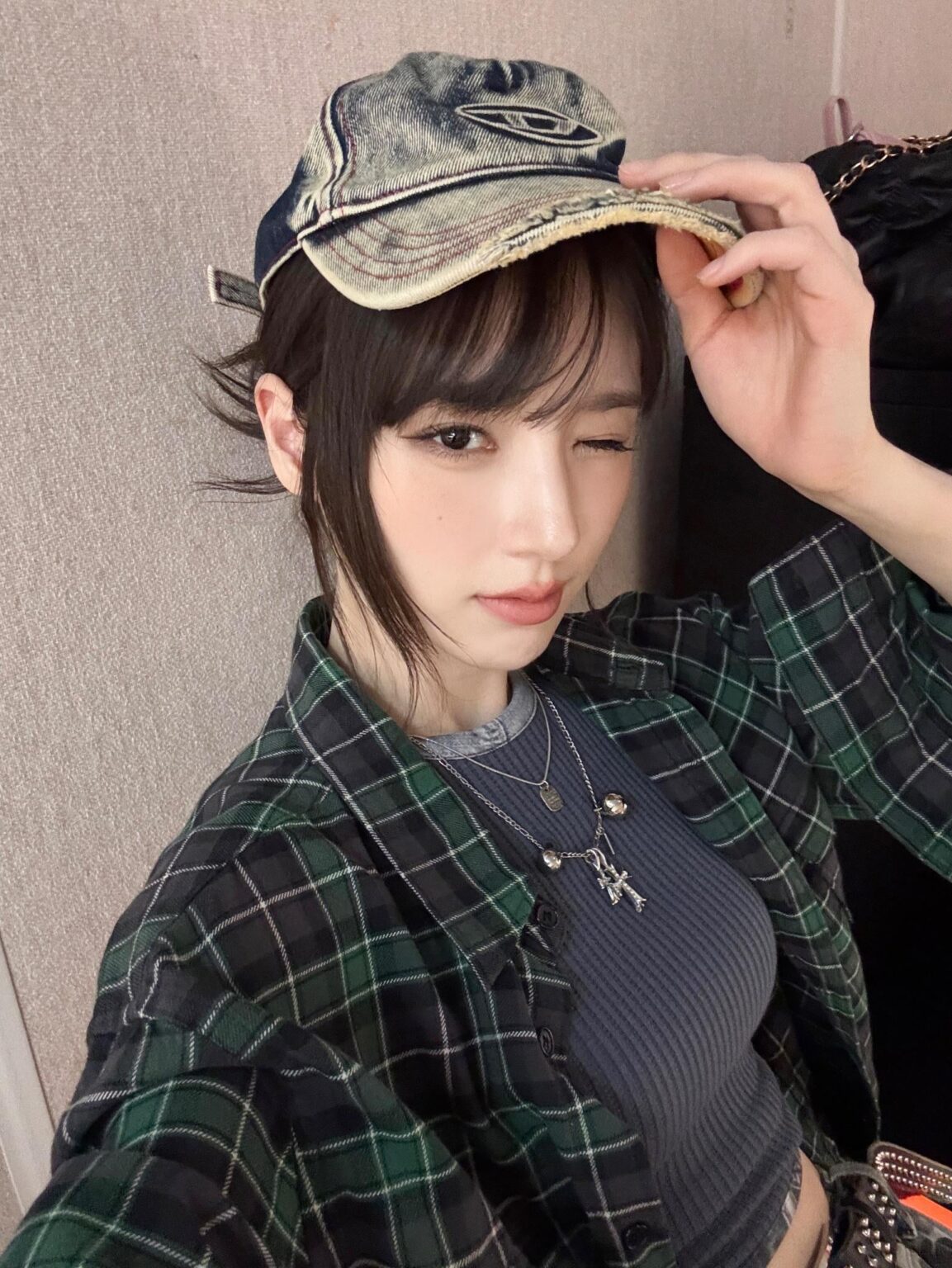 الذكرى السنوية الفردية السعيدة التاسعة للفنون على Artms Heejin!