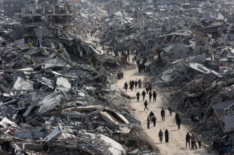 نازحون فلسطينيون يعودون إلى مخيم جباليا للاجئين في شمال قطاع غزة في 19 يناير/كانون الثاني 2025