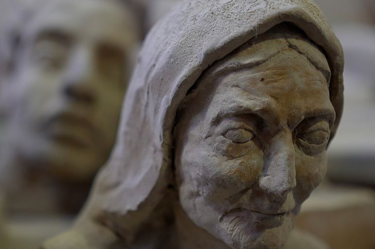 ورشة الفنانة المشاركة في المعرض فرزانه أسعدي