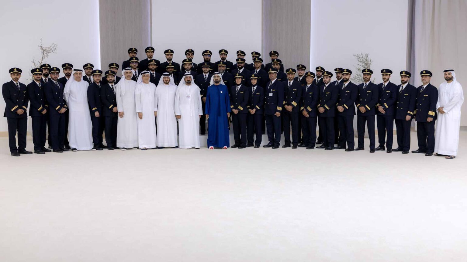 محمد بن راشد يلتقي طياري الإمارات ويطلع على تجاربهم المهنية محمد بن راشد يلتقي طياري الإمارات ويطلع على تجاربهم المهنية