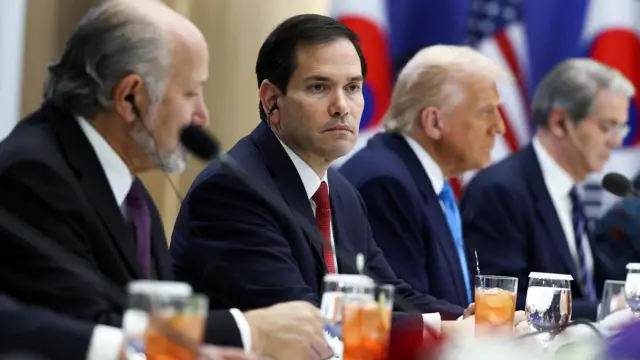 وزير الخارجية الأمريكي ماركو روبيو خلال اجتماع مع الرئيس الأمريكي دونالد ترامب