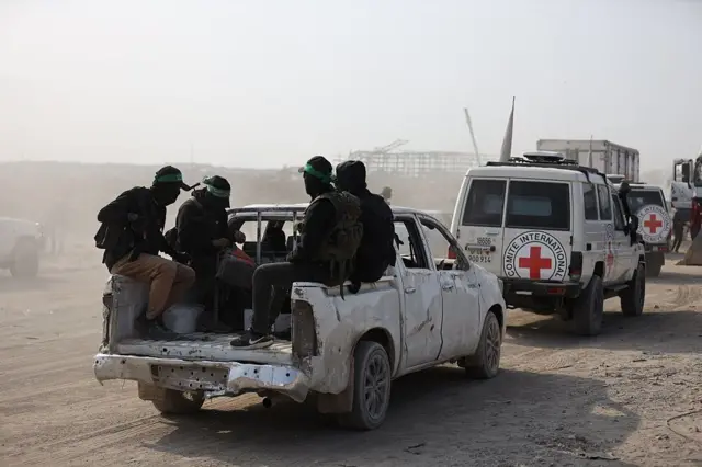 عمليات بحث لاستعادة جثث رهائن إسرائيليين كجزء من اتفاق وقف إطلاق النار وتبادل الأسرى بين حماس وإسرائيل، ينفذها أعضاء من كتائب القسام، الجناح العسكري لحماس، ومسؤولون من اللجنة الدولية للصليب الأحمر في حي الزيتون بقطاع غزة في 13 نوفمبر/تشرين الثاني 2025.