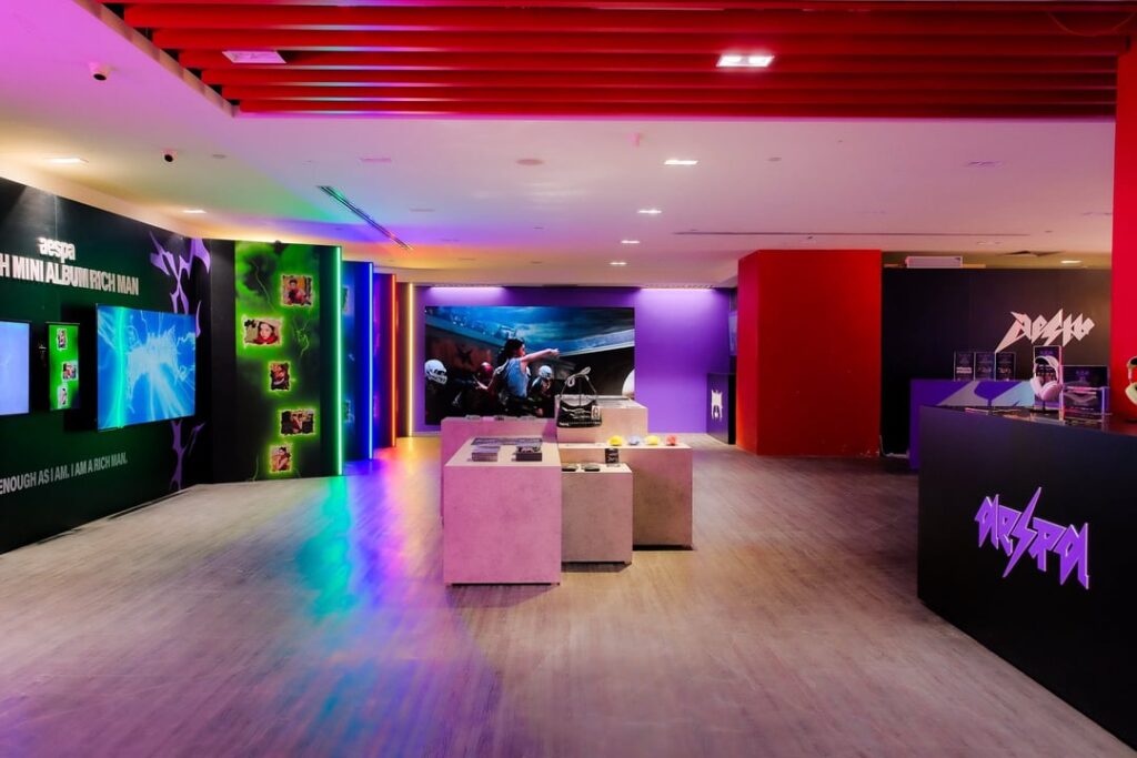 251120 تحديث تويتر House Of Kpop - تم افتتاح نافذة #RichMan المؤقتة في سنغافورة رسميًا! ✨🎥 إليك بعض المعاينات في الموقع 👉 تعال الآن للتحقق من مجموعة متنوعة من MDs والأحداث التفاعلية الممتعة!