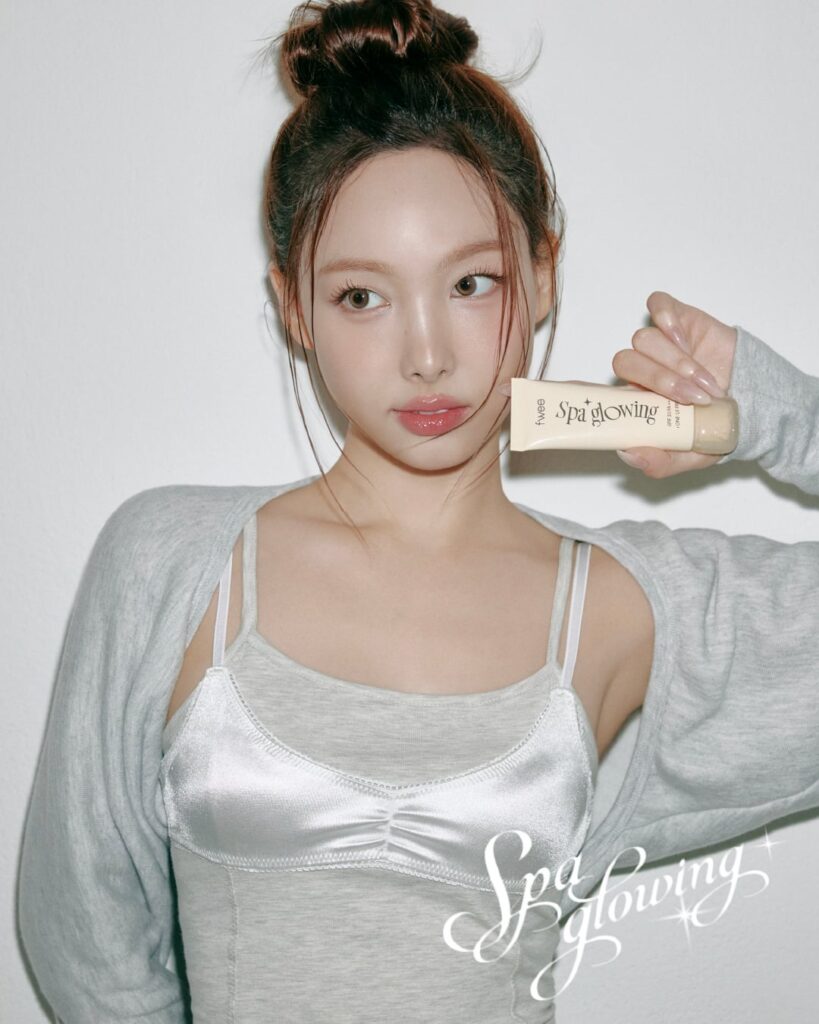 251103 تحديث تويتر fwee_makeup - معها كل لحظة جميلة... 🫧 ما سر بشرة نايون المتوهجة؟ قاعدة السبا المتوهجة التي تحملها في يدك