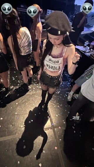 كارينا تستخدم ظل قبعتها لتصبح تمثال الحرية