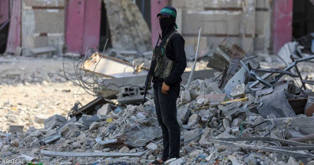 عناصر من حماس يدخلون منطقة "الخط الأصفر" بحثا عن جثث رهائن