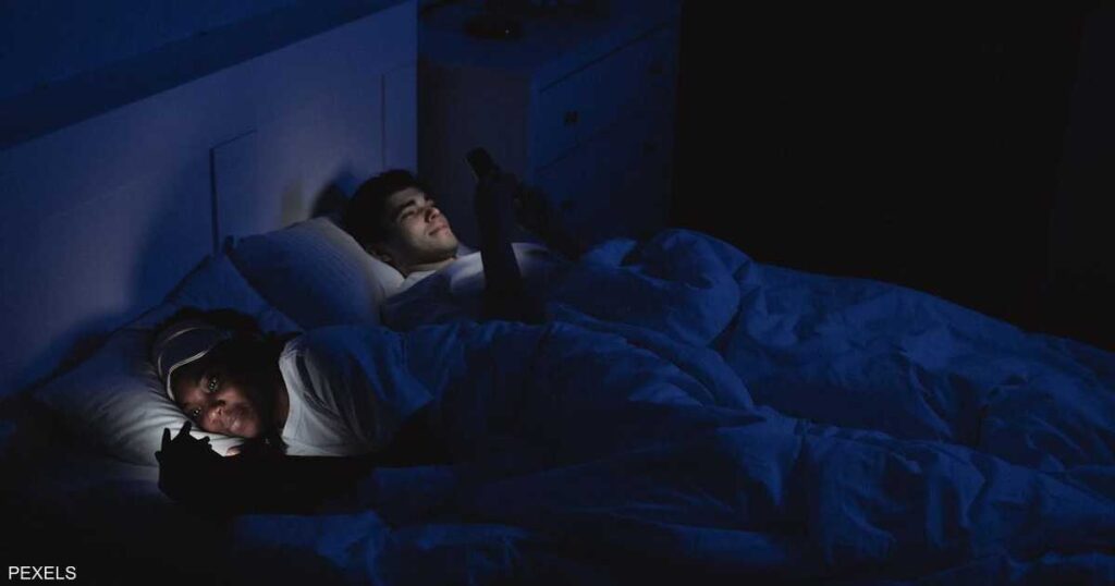 دراسة تنسف المعتقد الشائع بشأن استخدام الهاتف قبل النوم