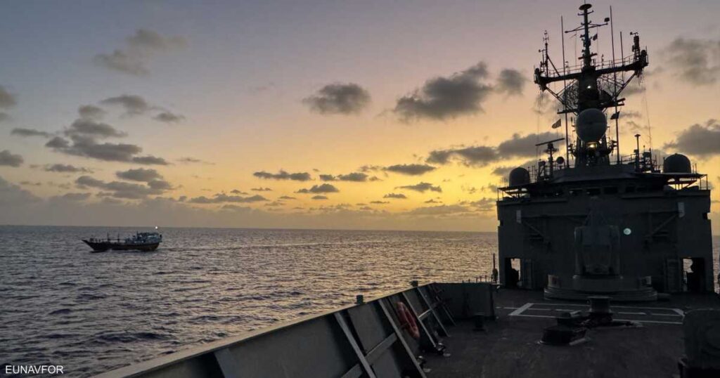 قوة أوروبية تسيطر على قارب قرصنة يرفع العلم الإيراني قوة أوروبية تسيطر على قارب قرصنة يرفع العلم الإيراني