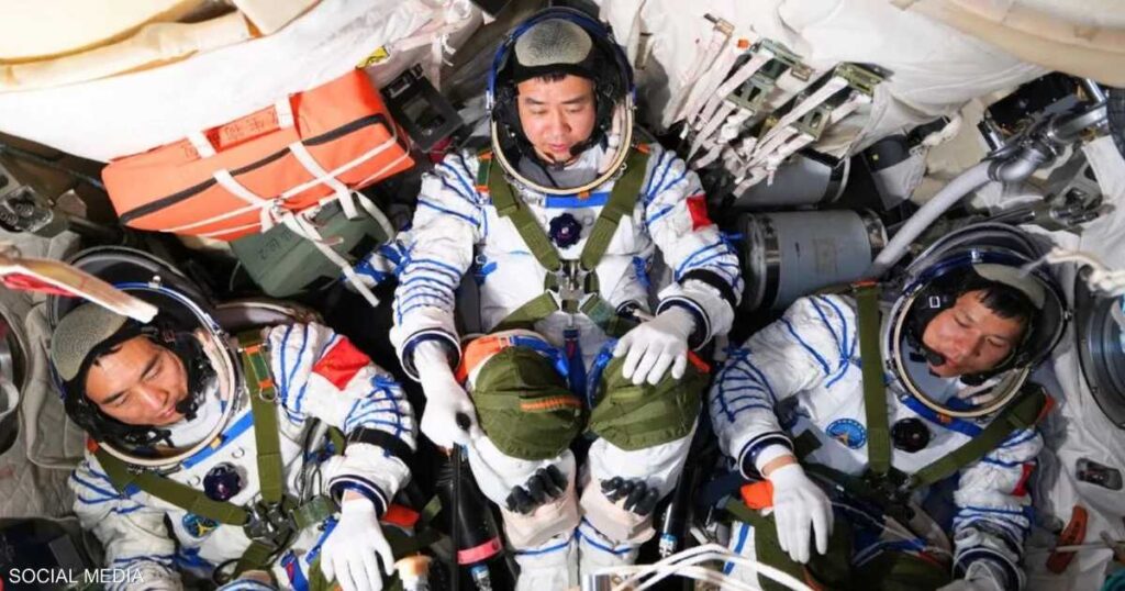 انتهاء أزمة الرواد الصينيين بعد “تيه في الفضاء” انتهاء أزمة الرواد الصينيين بعد "تيه في الفضاء"