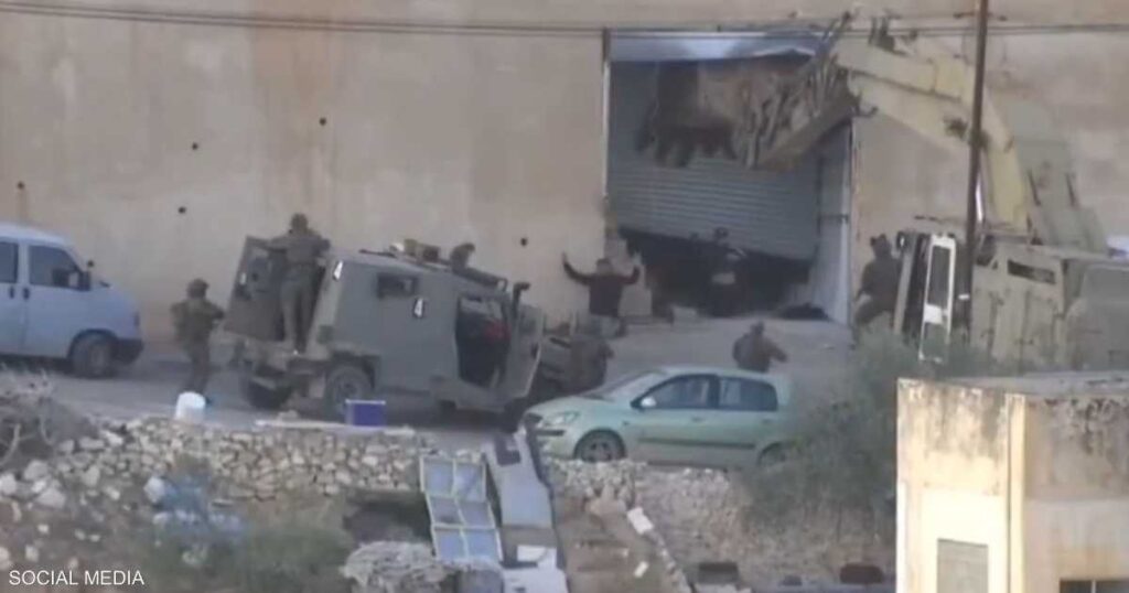 فيديو.. إسرائيل تقتل رجلين في الضفة رغم استسلامهما