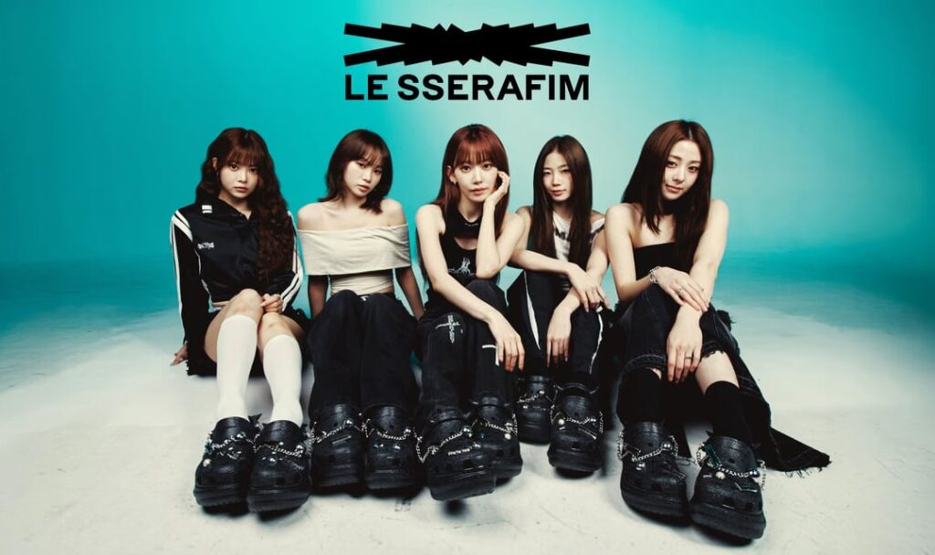 LE SSERAFIM x crocs - LE SSERAFIM Bae Clog وJibbitzs قريبًا! (الصور الترويجية + المعاينة)