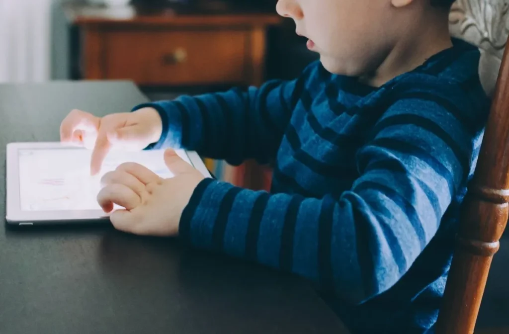 كيف يبطئ الاستخدام الطويل للشاشات تطور دماغ الأطفال؟ - الشرق الأوسط