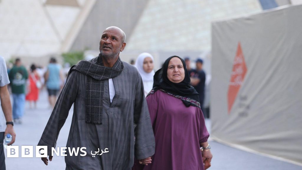 المتحف المصري الكبير: لماذا أثارت صورة لزائرين نقاشاً حول ملابس المصريين؟ المتحف المصري الكبير: لماذا أثارت صورة لزائرين نقاشاً حول ملابس المصريين؟