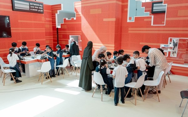 أطفال «الشارقة الدولي للكتاب» ينحتون حكاياتهم بالخشب