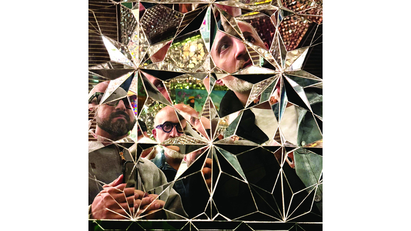 رامين حائري زاده وركني حائري زاده وحسام رحمانيان مع عملهم الفني. من المصدر