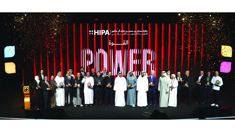 «حمدان بن محمد للتصوير» تمنح جائزتها الكبرى لبركان «إتنا» منصور بن محمد يتوسط الفائزين بجوائز الدورة الـ14 من جائزة حمدان بن محمد الدولية للتصوير الضوئي. تصوير: زافير ويلسون